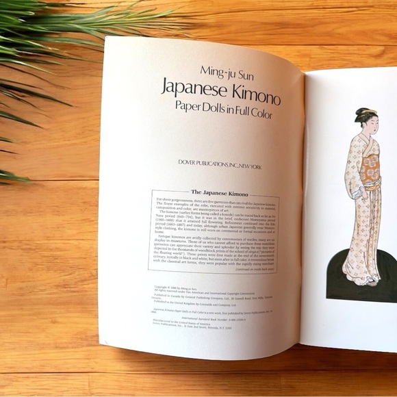 Kabuki Costumes Paper Dolls by Ming-Ju Sun - Dover Publications (1996) - Picture 3 of 9